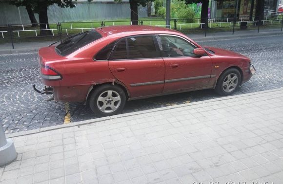 Неадекватний водій побив у Львові дві автівки й втік