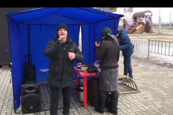 У Львові біля вокзалу «проповідує» російськомовний сектант-сепаратист