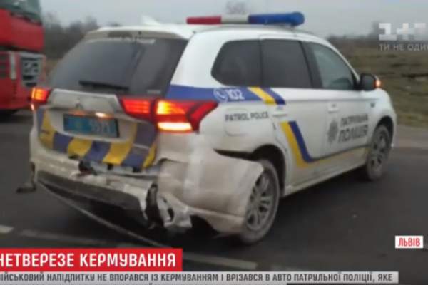 На Львівщині нетверезий військовий в’їхав у машину копів (Відео)