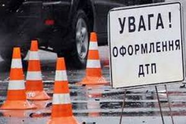 У Пустомитівському районі Mercedes в'їхав у бетонну трубу, є жертви