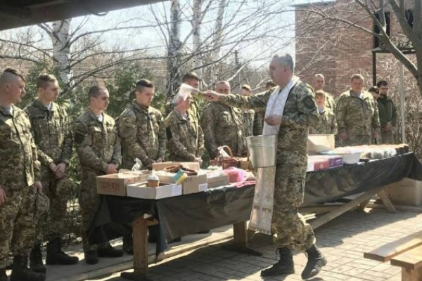 Львівські десантники святили паски на сході України й вдома