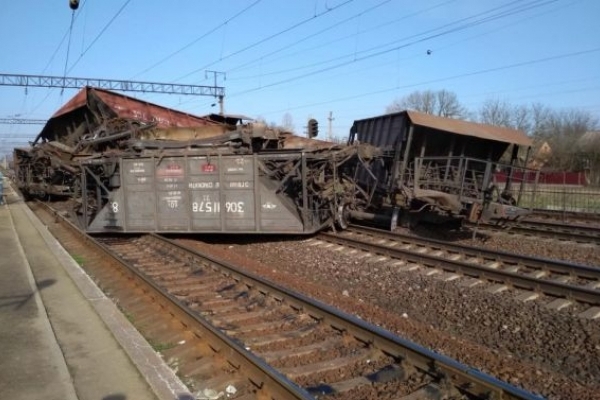 Поблизу Львова перекинулось близько 10 вагонів вантажного поїзда