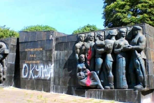 Львівська міськрада сховає за парканом недекомунізований монумент (Відео)