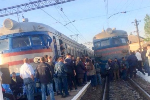 Пасажири блокували рух електропотягу Львів-Мукачево