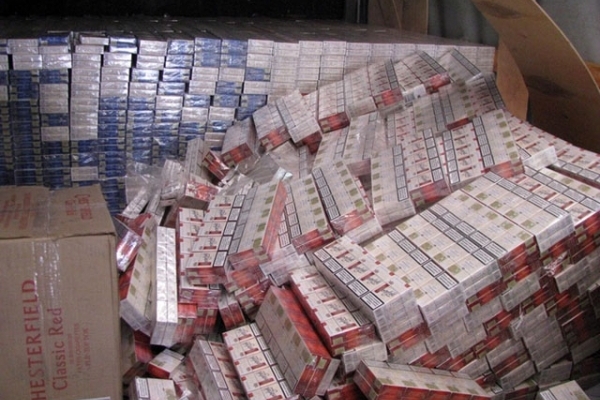 На Львівщині в підсобці магазину виявлено більше восьми тисяч пачок підробних цигарок