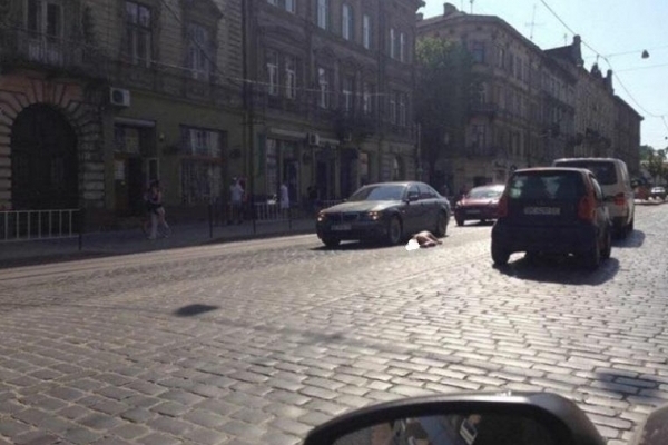 У Львові голий чоловік кидався під колеса автомобілів