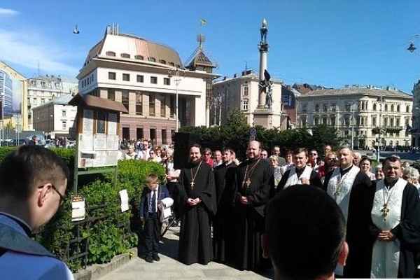 У центрі Львова відбулася спільна молитва за участі священиків усіх конфесій