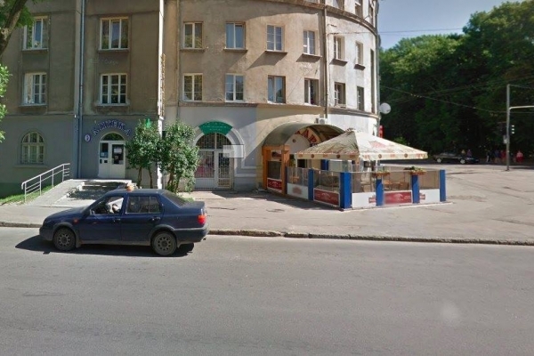 У Львові продавчиня продуктового магазину побила 8-річну дівчинку на очах у перехожих