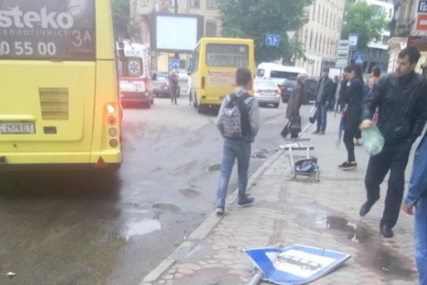 У Львові водій втратив свідомість за кермом автобуса