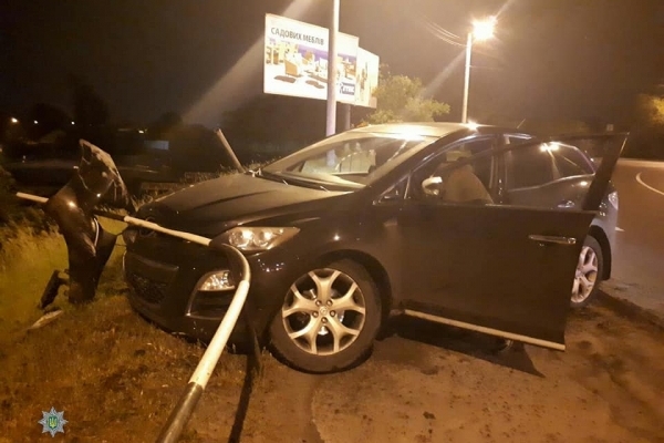 Нетвереза львів'янка розтрощила свій автомобіль, наїхавши на огорожу