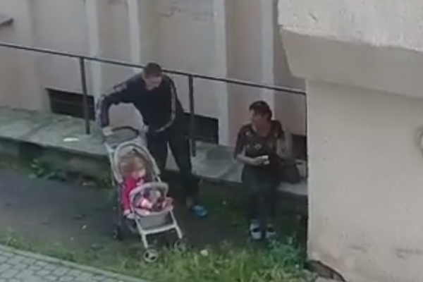 Дитину, мама якої кололась на вулиці у її присутності, влаштували в один із дитячих закладів (Фото, відео)