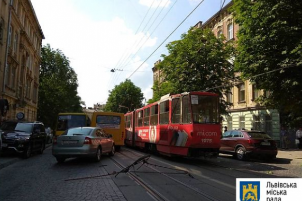 У Львові кріплення трамвайних дротів травмувало пасажира
