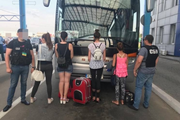 На львівському кордоні затримали жінку, що везла дівчат з Кропивниччини до європейського борделю (Фото)