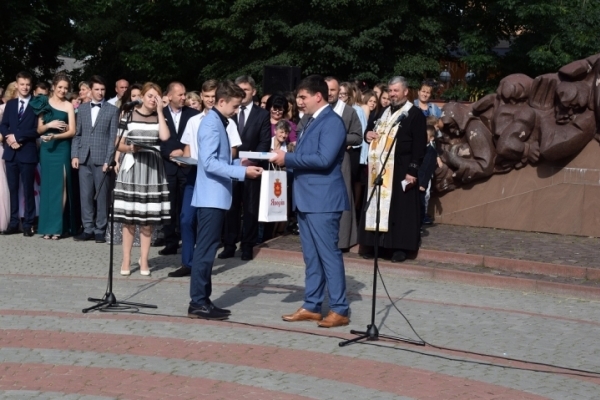 За 200 балів із ЗНО випускник з Яворова отримав у подарунок планшет