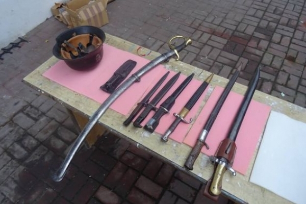 Слідчі вилучили на Львівщині шаблі й багнет-ножі