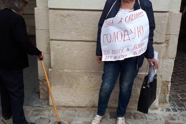У Львові вчителька оголосила голодування