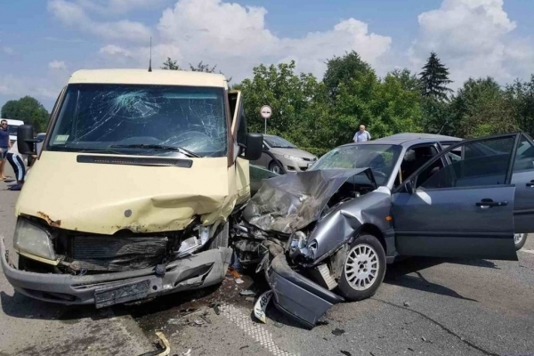 Внаслідок потрійного автозіткнення на Львівщині постраждали восьмеро осіб