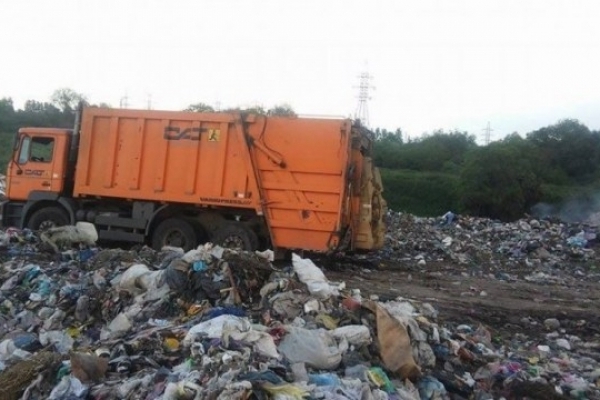 У Львові сміттєвозам заборонили наближатися до аеропорту