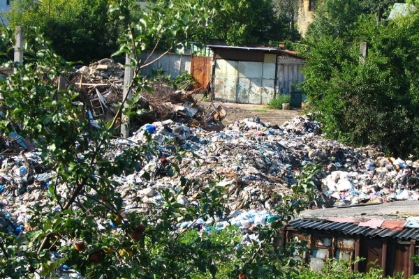 У середмісті Львова комунальники організували стихійне сміттєзвалище