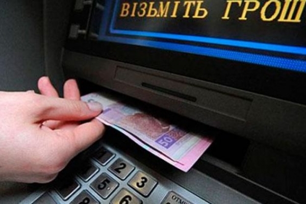 Поліціянти розшукали на Львівщині жінку, яка забрала чужі гроші з банкомату
