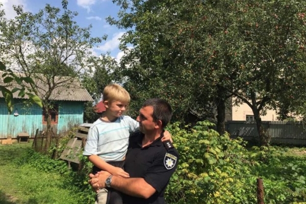 Львівська поліція 14 годин шукала 9-річного хлопчика, який спав у кущах на околиці села