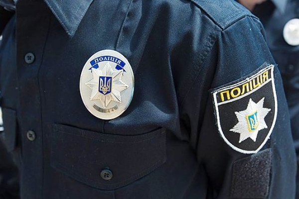 На Львівщині поліція врятувала чоловіка, який лежав на колії та чекав на потяг
