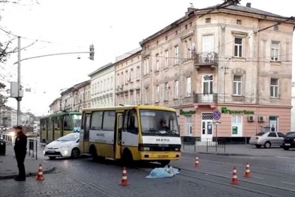У центрі Львова маршрутка збила на смерть літню жінку 