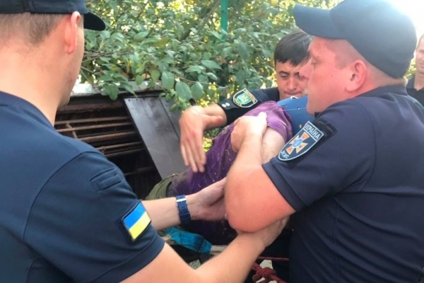 Львівські рятувальники витягли чоловіка з 12-метрового колодязя (Фото)