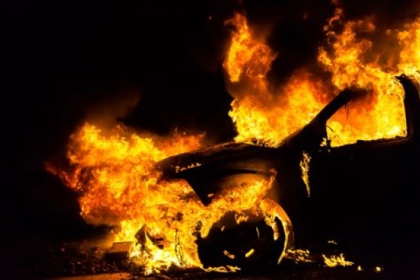 На Львівщині повністю згорів гараж з автомобілем та мотоциклом