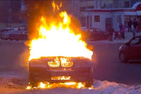 У Львові загорілося «BMW». Постраждали сусідні машини