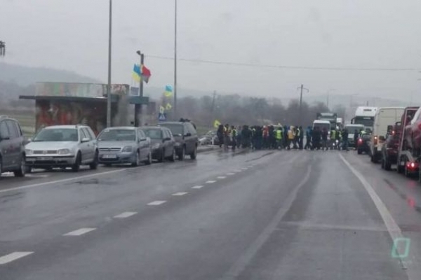Власники автівок з іноземною реєстрацією розблокували дороги на Львівщині (Відео)