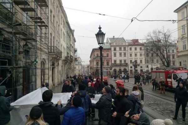 Неподалік львівської Ратуші іноземець намагався скоїти самогубство