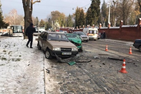 ДТП у Львові: зіткнулися три автомобілі