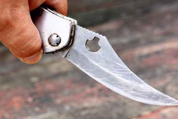 У Червонограді чоловік з ножем напав на двох молодих хлопців