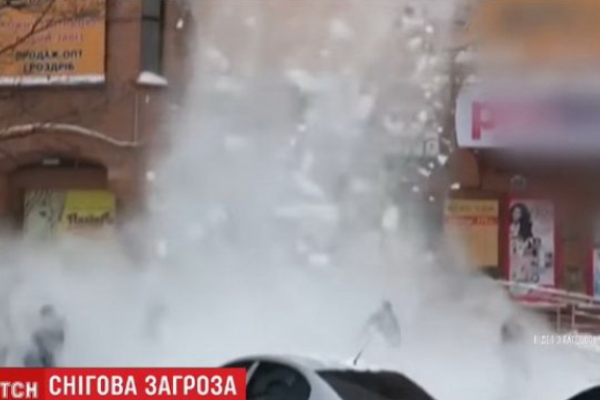 У Львові снігова брила травмувала пішохода