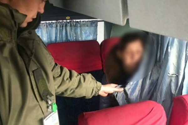 На кордоні з Польщею затримали жінку, яка ховалась в автобусі