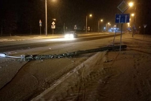 Вантажівка не розминулася у Львові з електроопорою