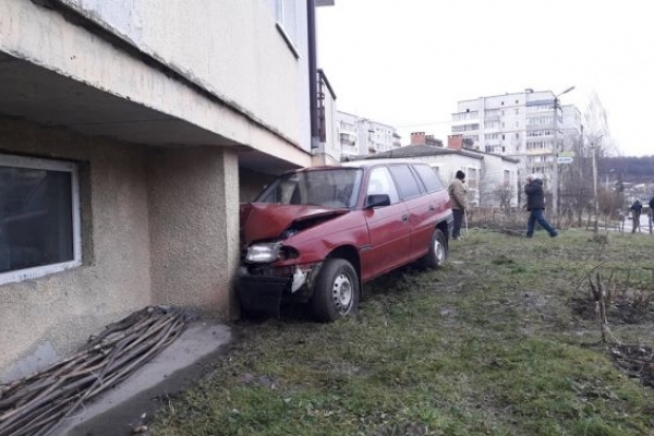 «Опель» таранив на Львівщині балкон багатоповерхівки