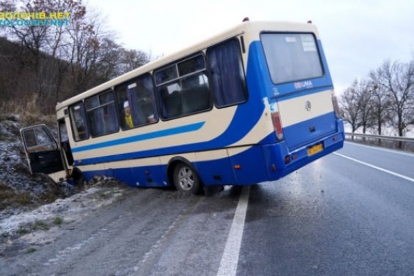 На перевалі в Карпатах розбився автобус з туристами (Відео)