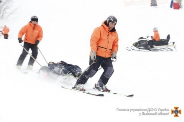 Рятувальники спустили з гір на Львівщині двох лижниць