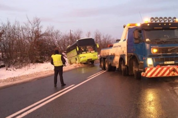 На дорозі «Бібрка-Львів» з’їхав у кювет автобус