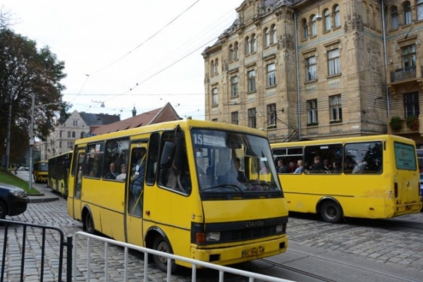 Пенсіонери та деякі пільговики їздитимуть в автобусах Львова безкоштовно