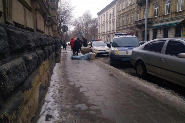 У Львові на вулиці виявлено тіло чоловіка