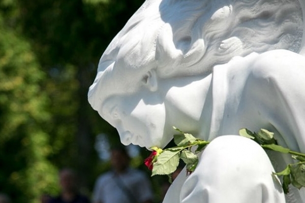 На Личаківському цвинтарі у Львові обікрали могилу Народного артиста України