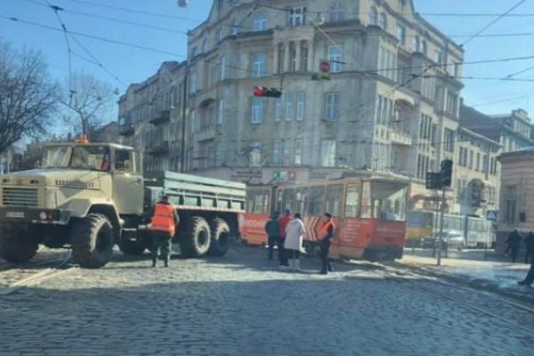 У Львові трамвай зійшов із рейок і заблокував перехрестя