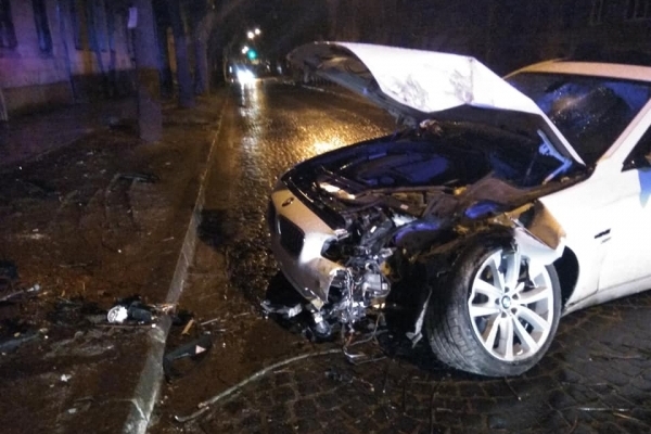 У Львові водій BMW в'їхав в дерево (Фото)