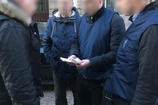 У Львові на хабарі затримали працівника міграційної служби