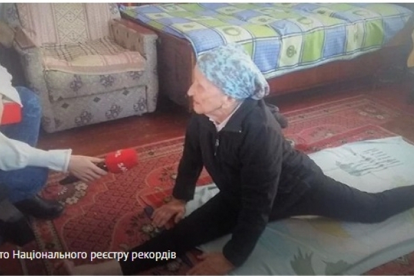 На Львівщині пенсіонерка встановила рекорд України, сівши на шпагат у 93 роки (Фото)