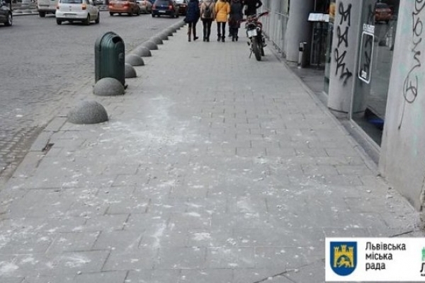 У Львові штукатурка з аварійного будинку травмувала пішохода