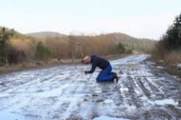 На Львівщині священик оригінально заспівав про аварійність доріг у селах (Відео)